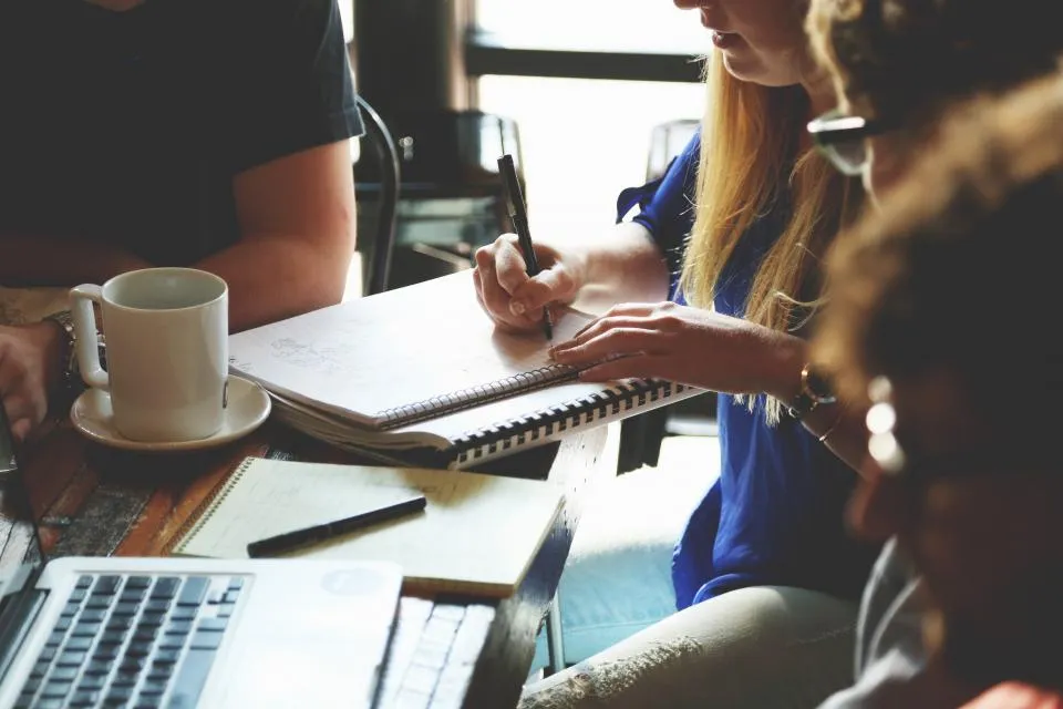 L'équipe Prox-IA en atelier de conseil IA, à l'écoute d'un client.