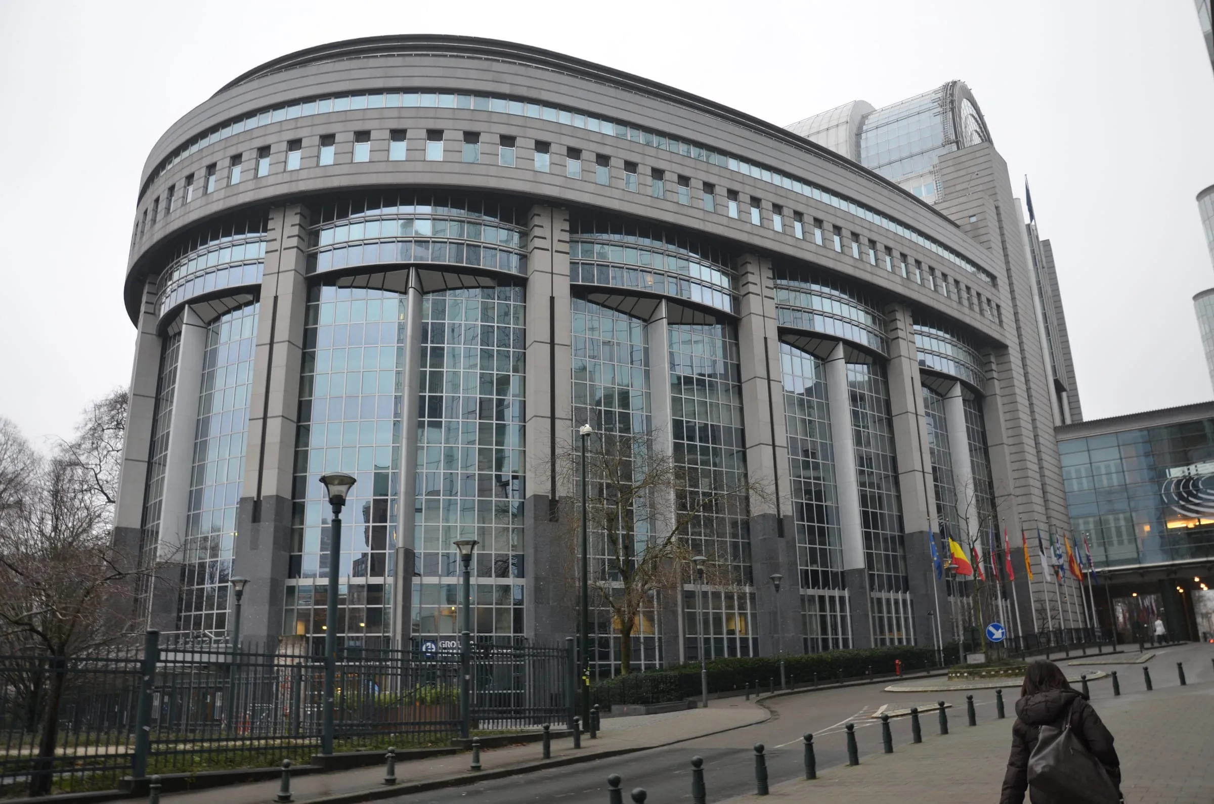 Le Parlement européen à Bruxelles, symbole du cadre réglementaire européen (AI Act, RGPD) au cœur de la souveraineté de l'IA.
